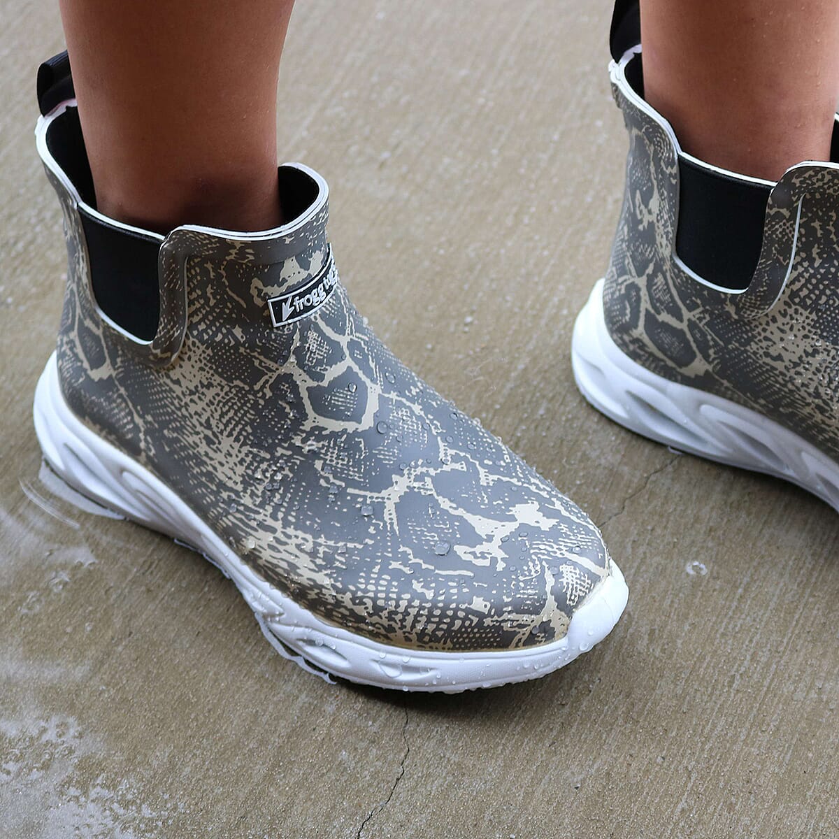 FROGG TOGGS Gray Snakeskin Low Cut Splish Splash Rain Boot (Size 10) image number 1