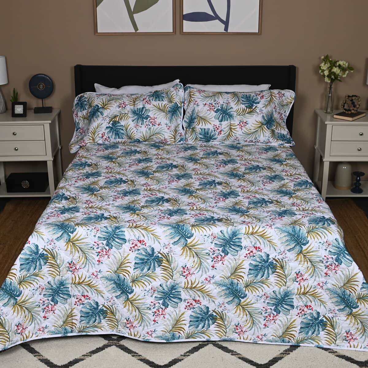 Closeout SEASIDE VILLA 3pc White and Green Leaf Disperse Print Quilt Set (Queen) image number 0