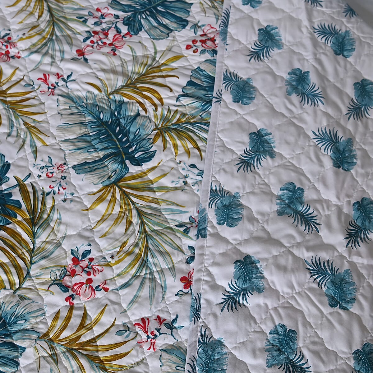 Closeout SEASIDE VILLA 3pc White and Green Leaf Disperse Print Quilt Set - (King) image number 2