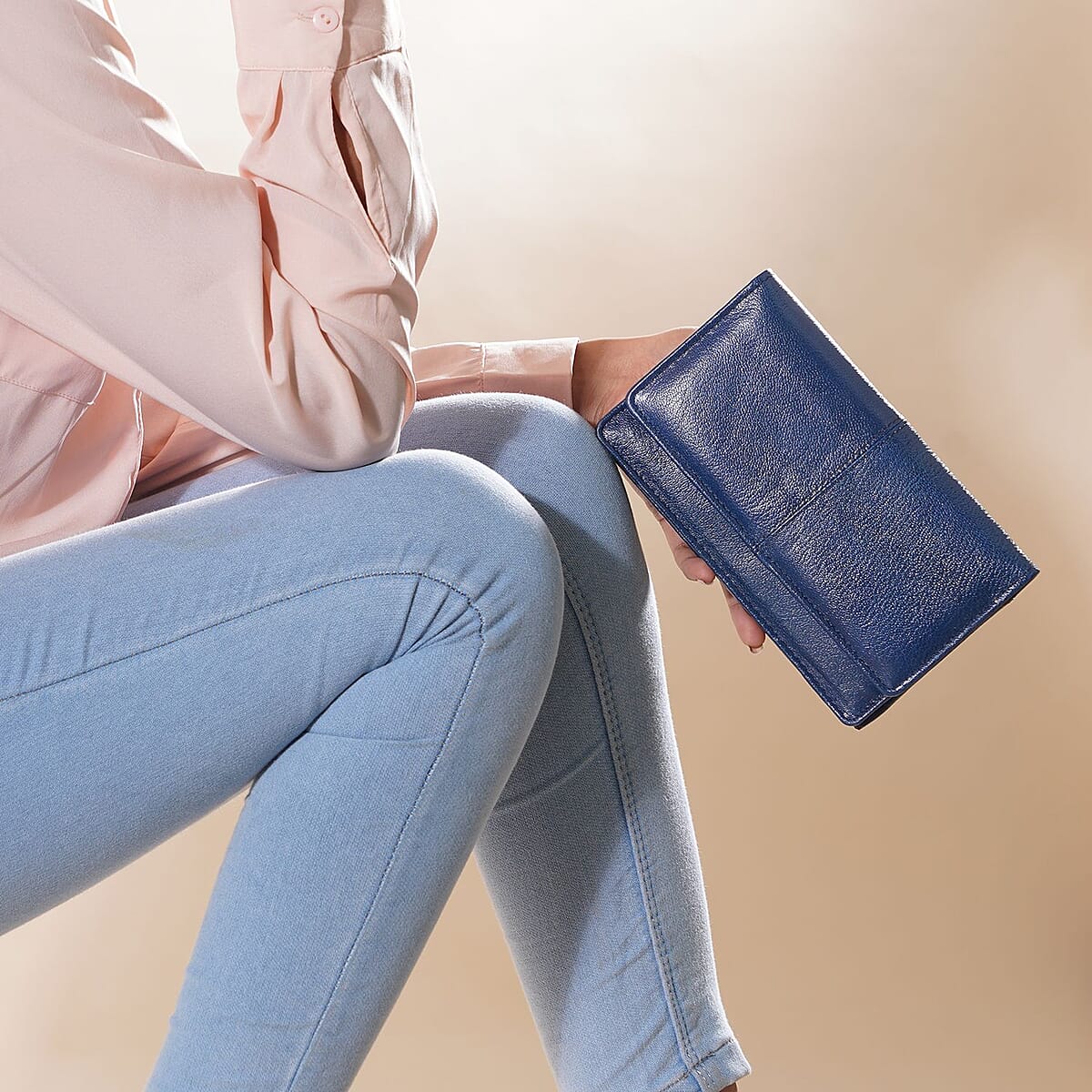 Black Croco Embossed Genuine Leather RFID Bi-fold Wallet (7.5x4.25") with Detachable Shoulder Strap image number 2