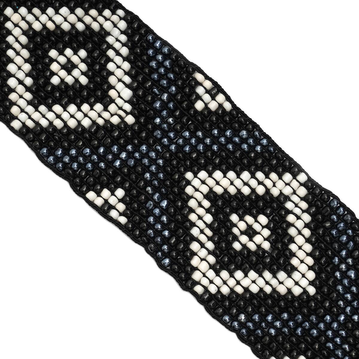 Handcrafted Black and White Southwestern Seed Beaded Stretch Belt with Wooden Buckle image number 5