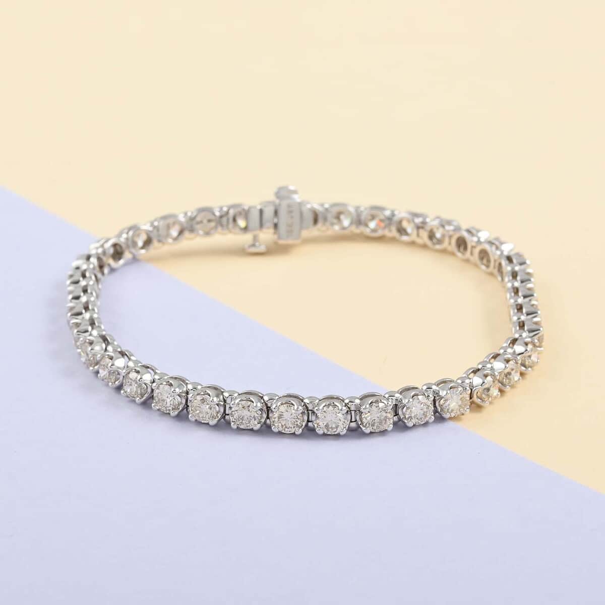 NY Closeout 10K White Gold Diamond Line Tennis Bracelet (7.00 In) 12.40 Grams 7.00 ctw image number 1