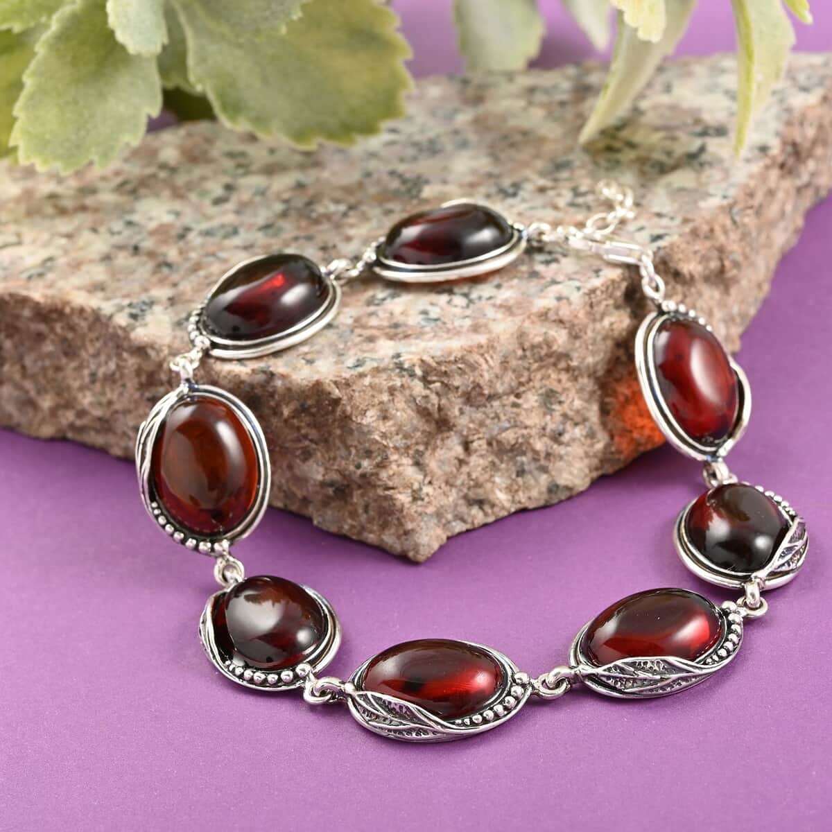 Baltic Cherry Colored Amber Link Bracelet in Sterling Silver (8.50 In) image number 1