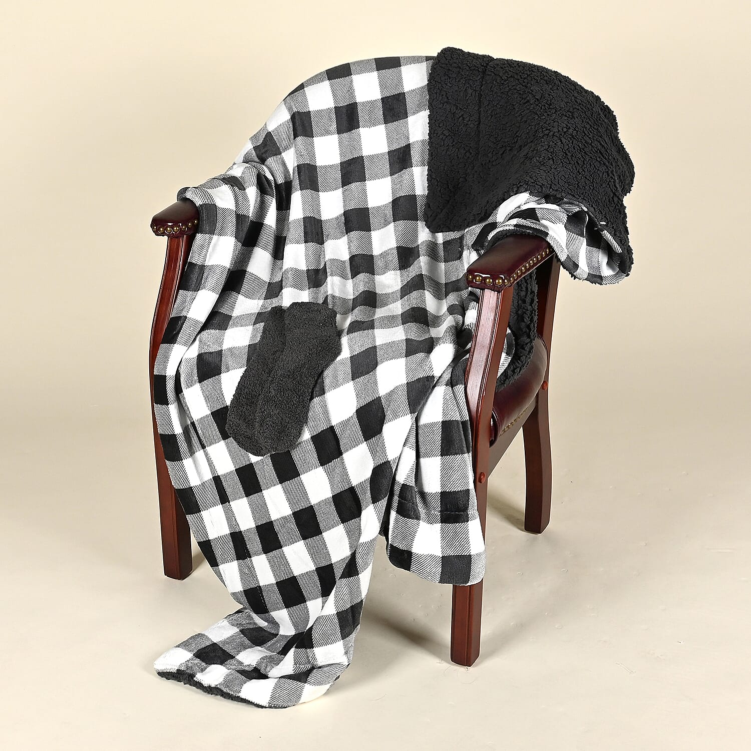 ARDOUR 2pc Gift Set Gray Checker Sherpa Throw with Bonus Socks Set (One Size Fits Most)
