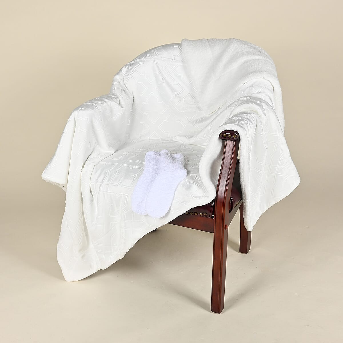 Closeout ARDOUR 2pc Gift Set White Sherpa Throw with Bonus Socks Set (One Size Fits Most) image number 1