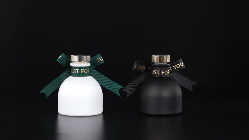 HOMESMART Set of 2 50ml Round Singel Purfume (Black- English Pear & Freesia, White-Gardenia)