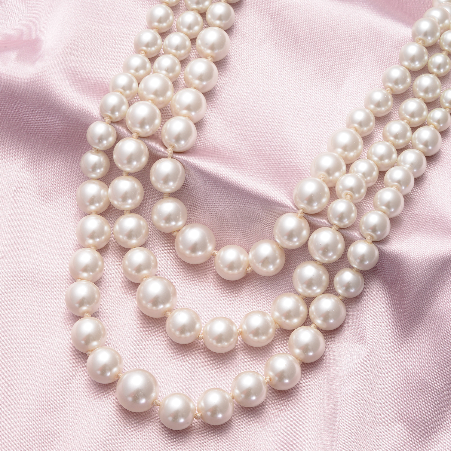 Simulated White Pearl - Product card gallery slide 2 (9431187816703)