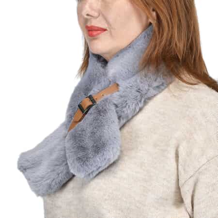 Hong Kong Closeout Gray Faux Fur Polyester Scarf with Buckle image number 1