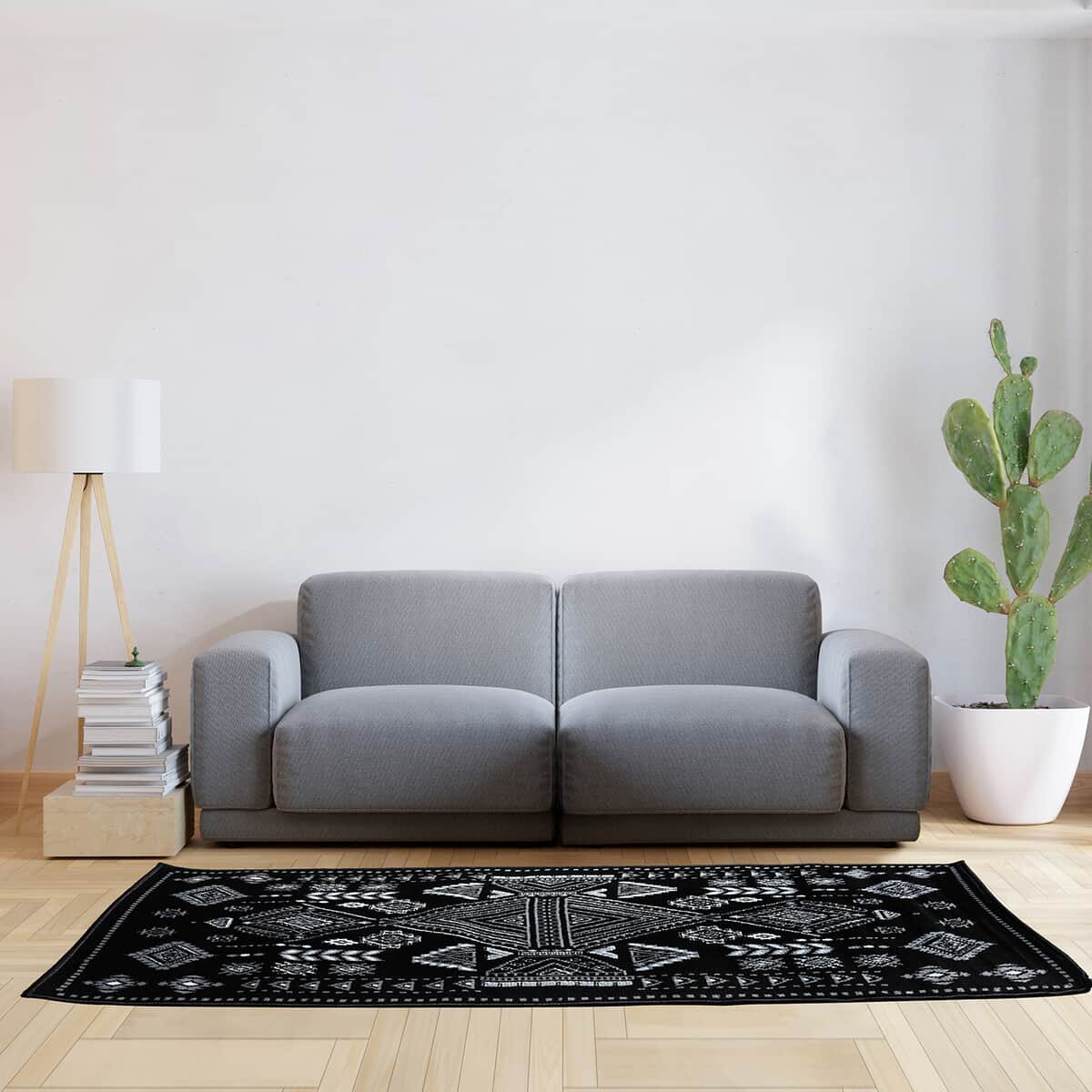 Black and White Polypropylene Mirzae Carpet (59"x39.35") image number 0