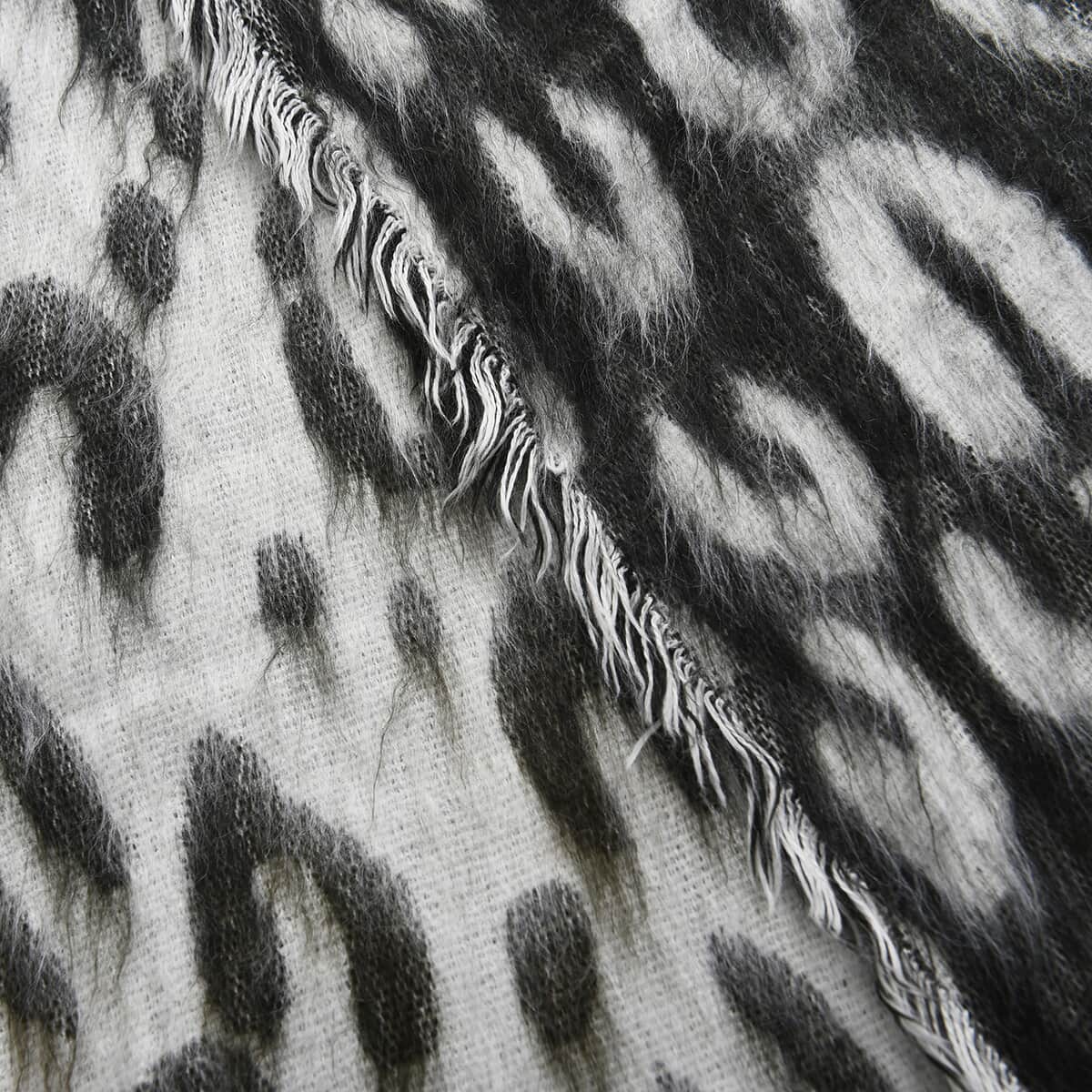 Black and White Leopard Pattern Pashmina Poncho (15.5"x86.5") image number 3