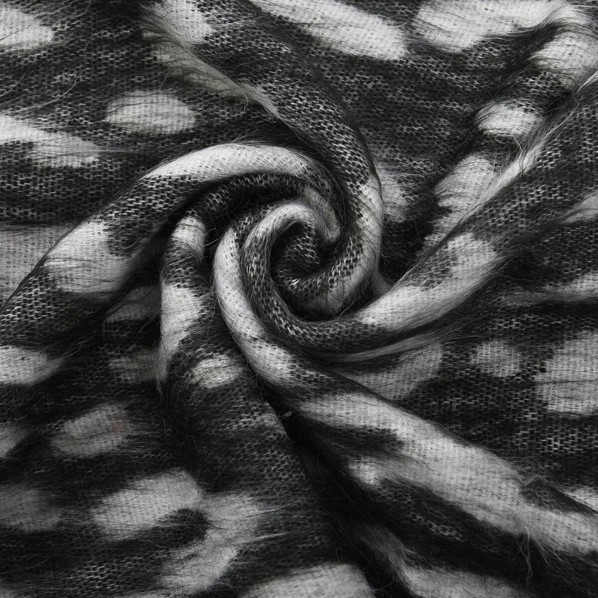 Black and White Leopard Pattern Scarf  image number 4