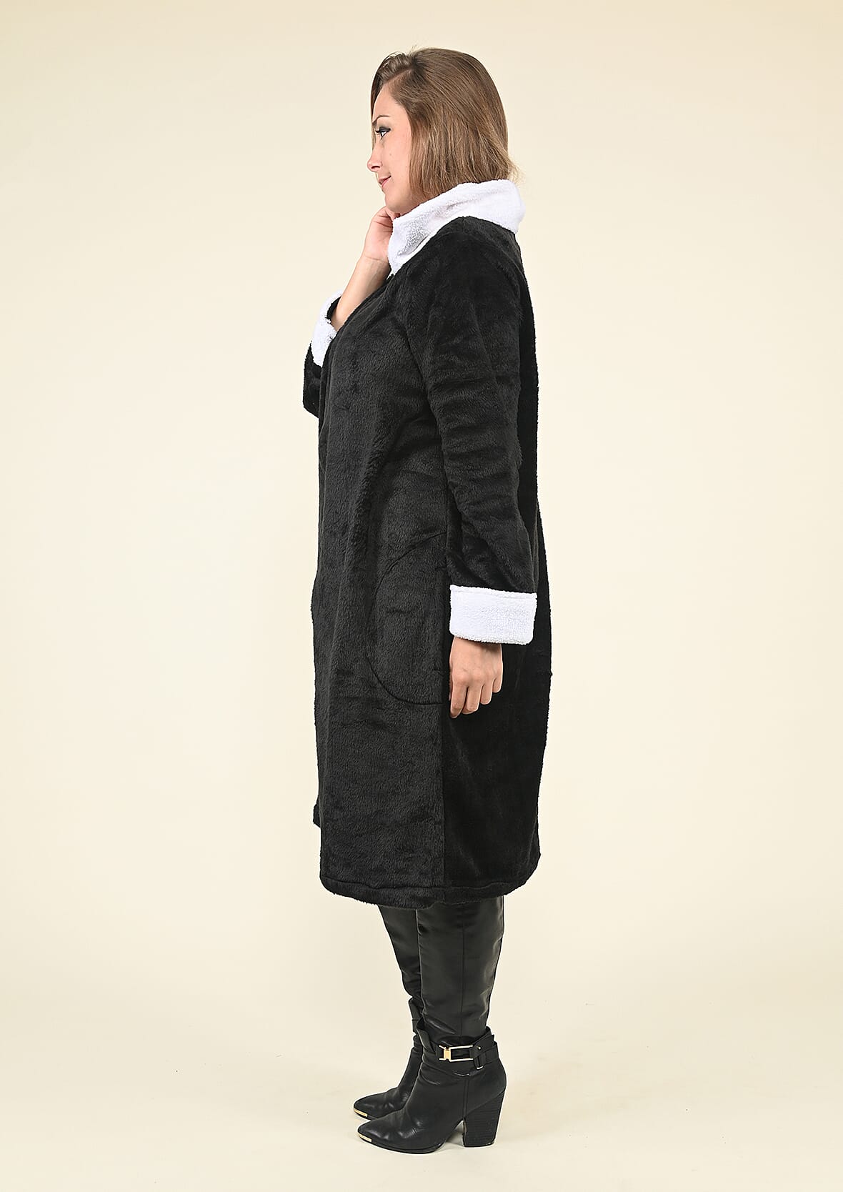 Passage Black 100% Polyester Robe with Faux Fur Trim- One Size Missy