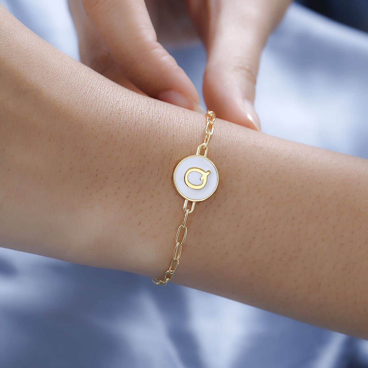 Initial Q Paper Clip Bracelet, Vermeil Yellow Gold Over Sterling Silver Bracelet, Initial Bracelet, White Enamel Coin Bracelet (7.25 In) 6.20 Grams image number 2