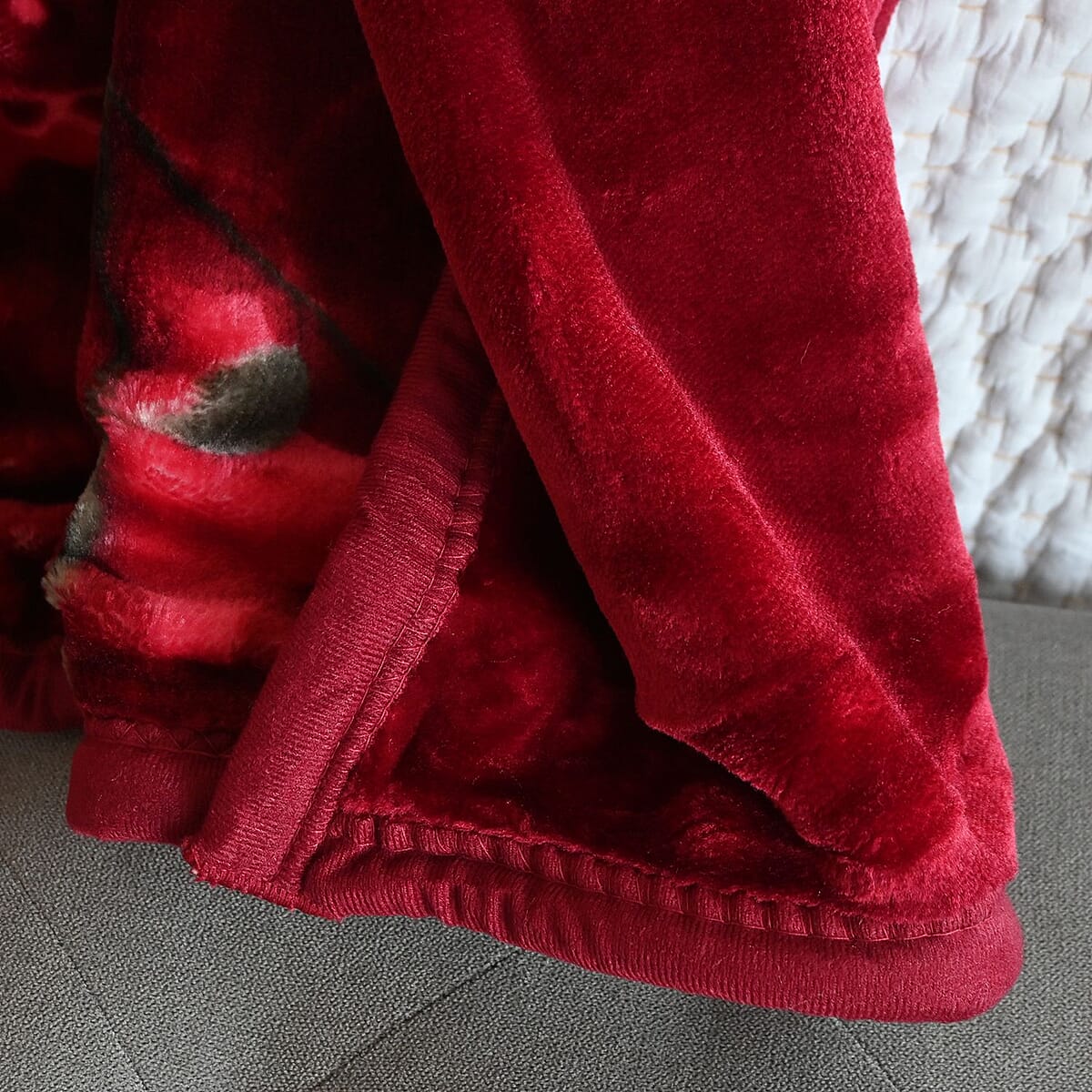 Dahdoul Red Roses Microfiber Flannel Blanket -Queen image number 3