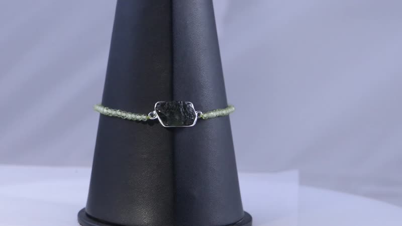Artisan Crafted Rough Cut Bohemian Moldavite and Peridot Beaded Bracelet in Sterling Silver (7.25 In) 17.60 ctw