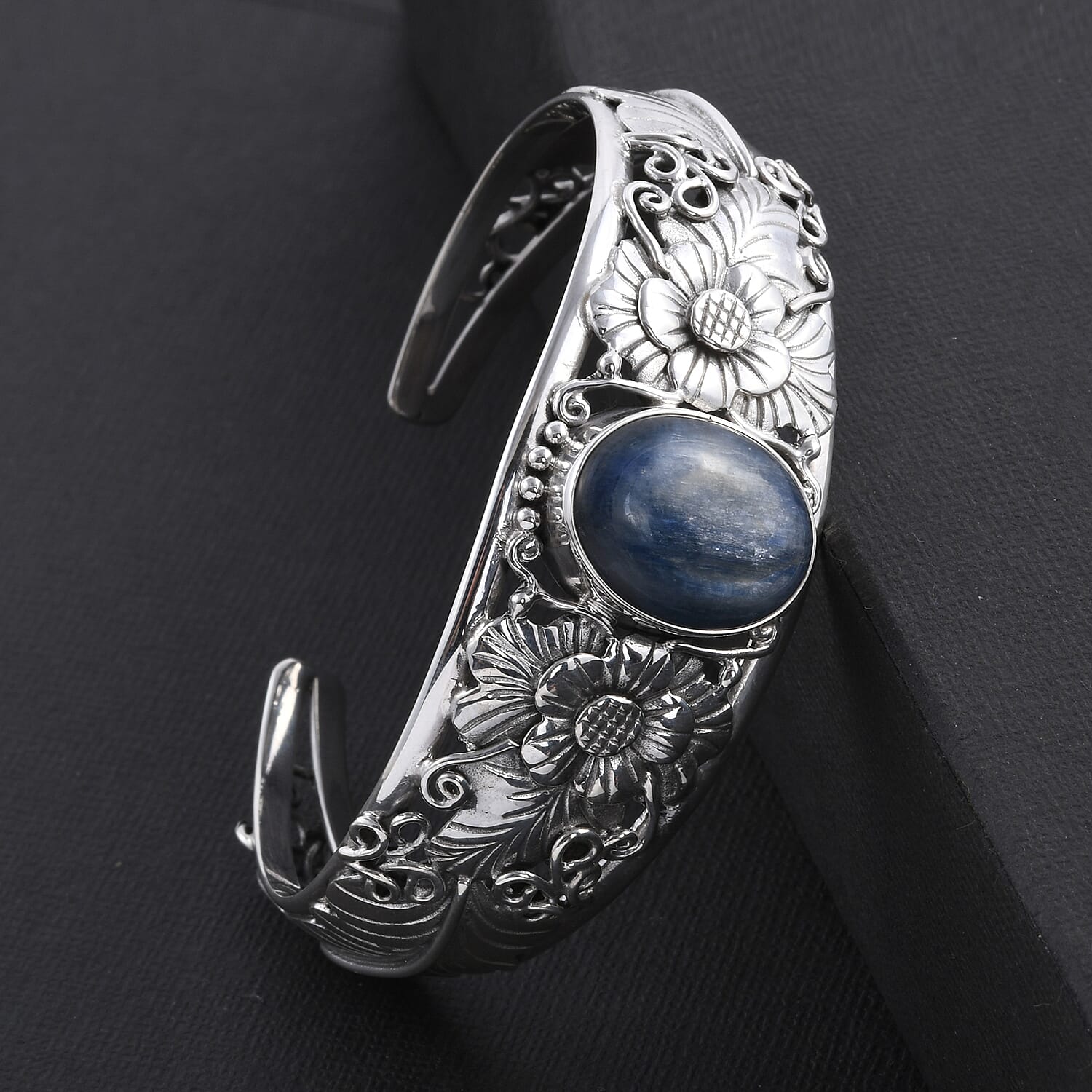 Bali Legacy Himalayan Kyanite Cuff Bracelet in Sterling Silver (7.50 In) 29.30 Grams 15.50 ctw