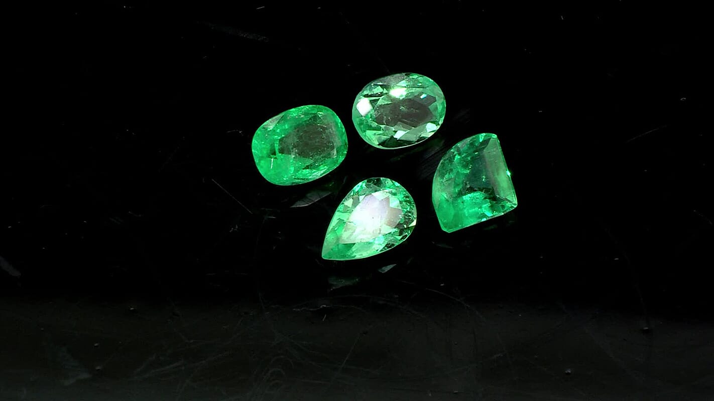 Certified and Appraised AAAA Boyaca Colombian Emerald (Pear Free Size) 1.00 ctw