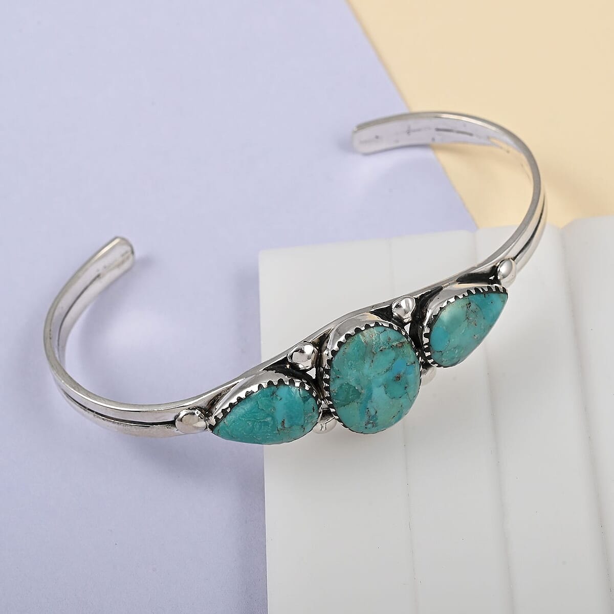 SANTA FE Style Kingman Turquoise Cuff Bracelet in Sterling Silver (6.00 In) 15.10 Grams 10.00 ctw image number 1