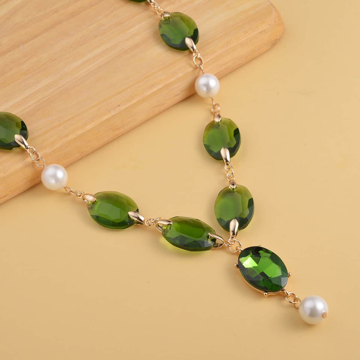 Simulated Emerald and White Pearl Necklace 22-23 Inches in Goldtone image number 1