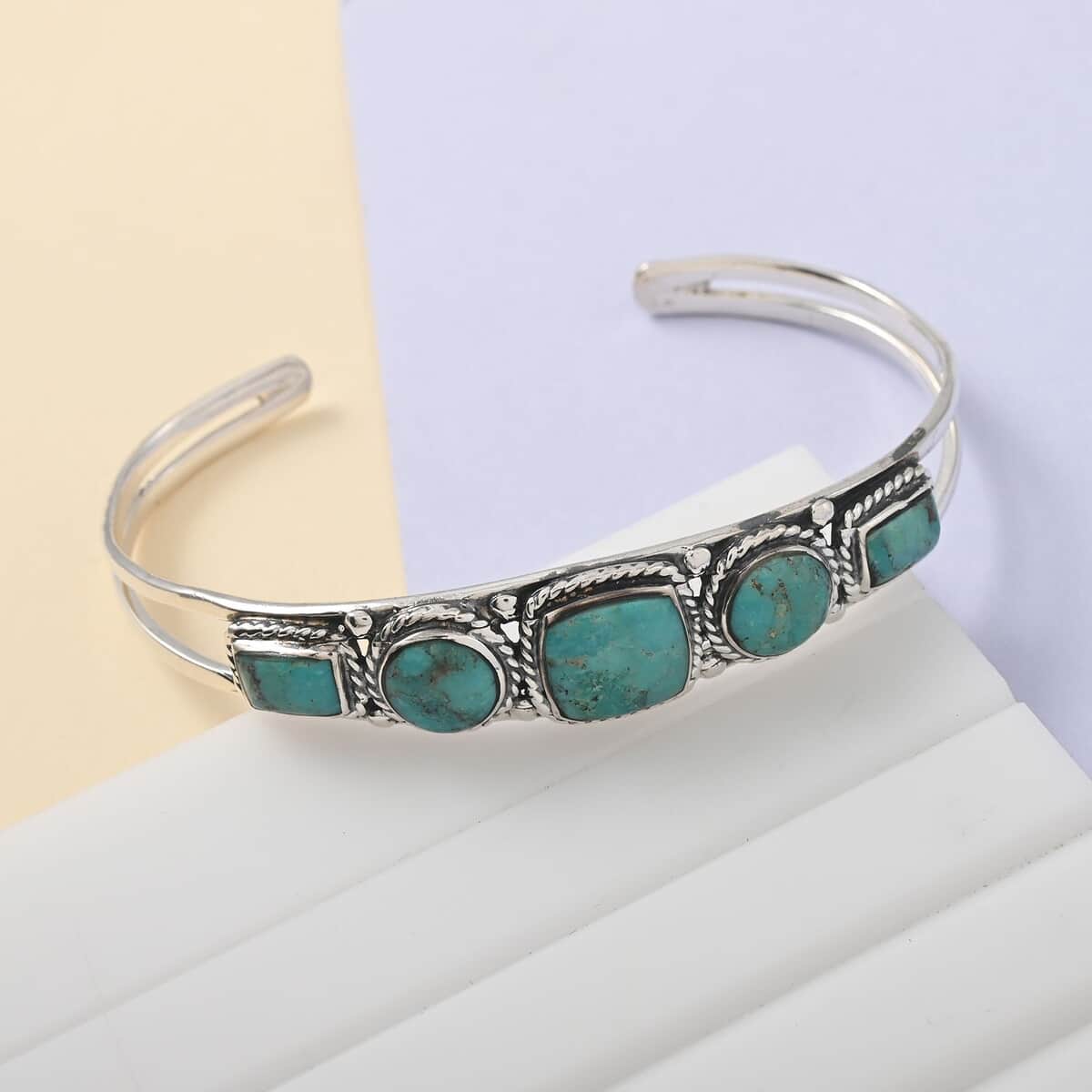 SANTA FE Style Kingman Turquoise Cuff Bracelet in Sterling Silver (6.00 In) 13.25 Grams 7.00 ctw image number 1