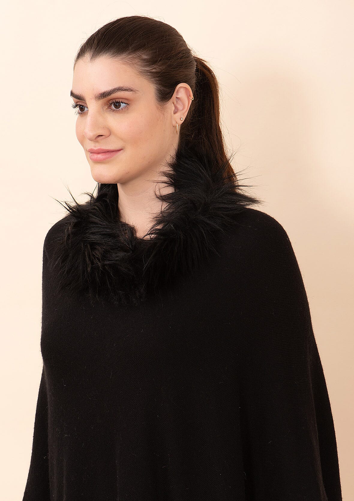 Tamsy Black 100% Pashmina Wool fur Poncho (One Size Fits Most)