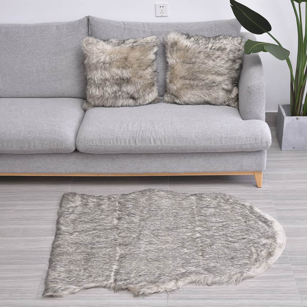 Homesmart Brown Small Skin Shape Stitched Backing Faux Fur Glitter Carpet with Foam Inside and 2pcs Cushion Cover image number 0