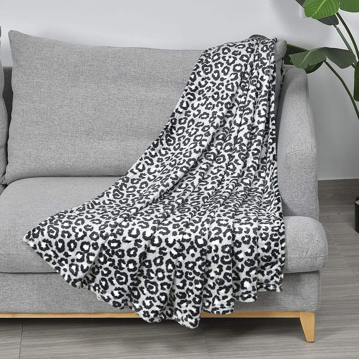 HOMESMART Black and White Striking Leopard Printed Flannel Single Layer Blanket (59"x78.7") image number 0