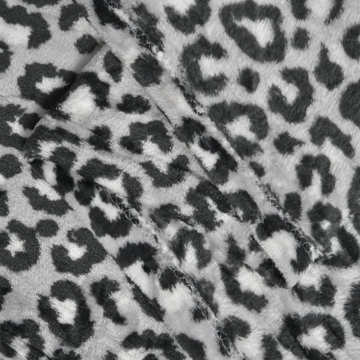 HOMESMART Black and White Striking Leopard Printed Flannel Single Layer Blanket (59"x78.7") image number 3