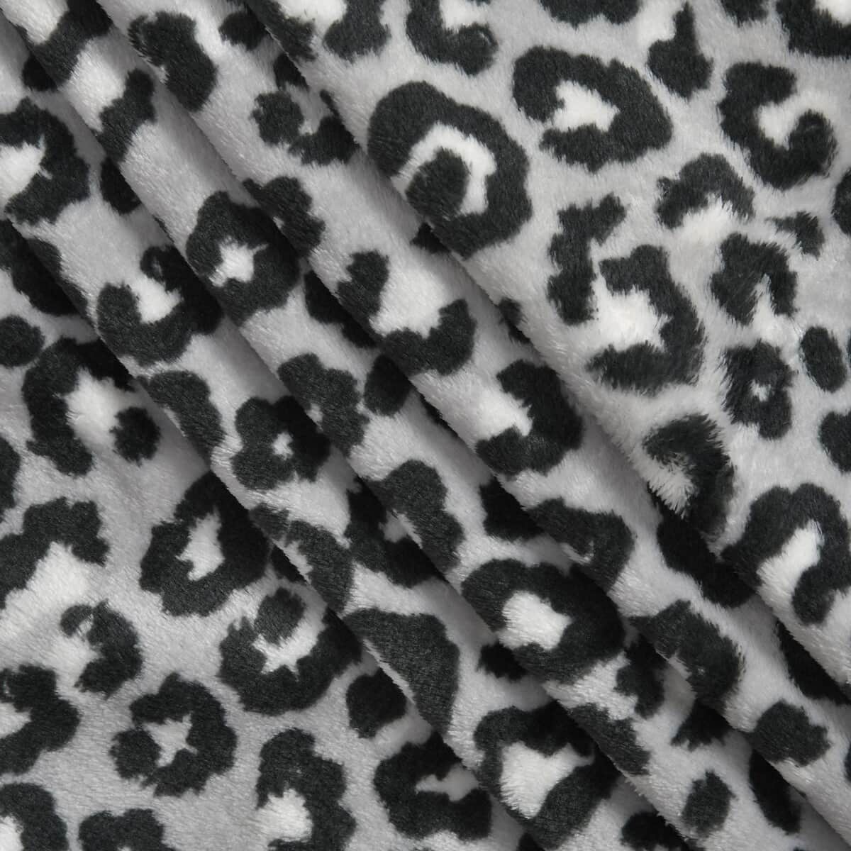 HOMESMART Black and White Striking Leopard Printed Flannel Single Layer Blanket (59"x78.7") image number 4