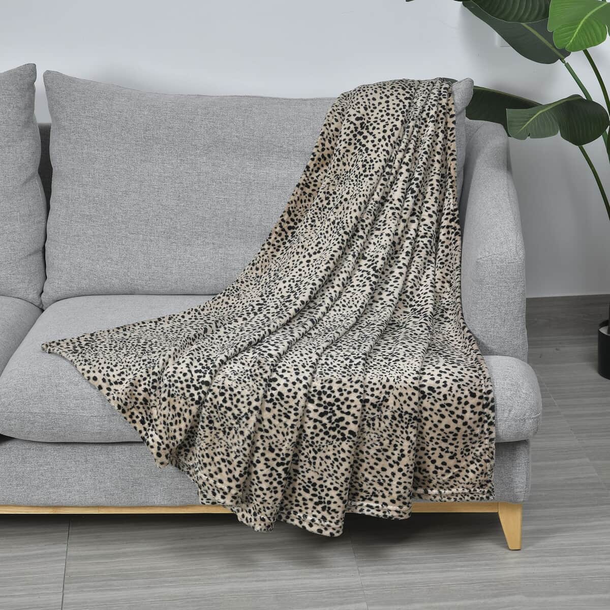 Homesmart Gray Striking Leopard Printed Flannel Single Layer Blanket , Polyester Printing Blanket , All Weather Trip Blanket , Spring Throw Blanket image number 0