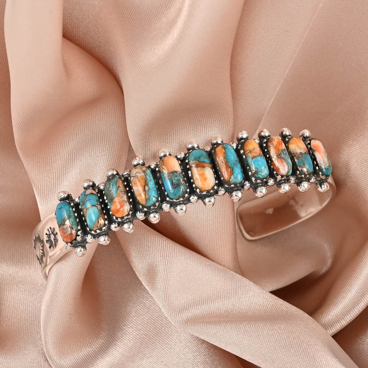 Santa Fe Style Spiny Turquoise Cuff Bracelet in Sterling Silver (7.00 In) 1.00 ctw image number 1