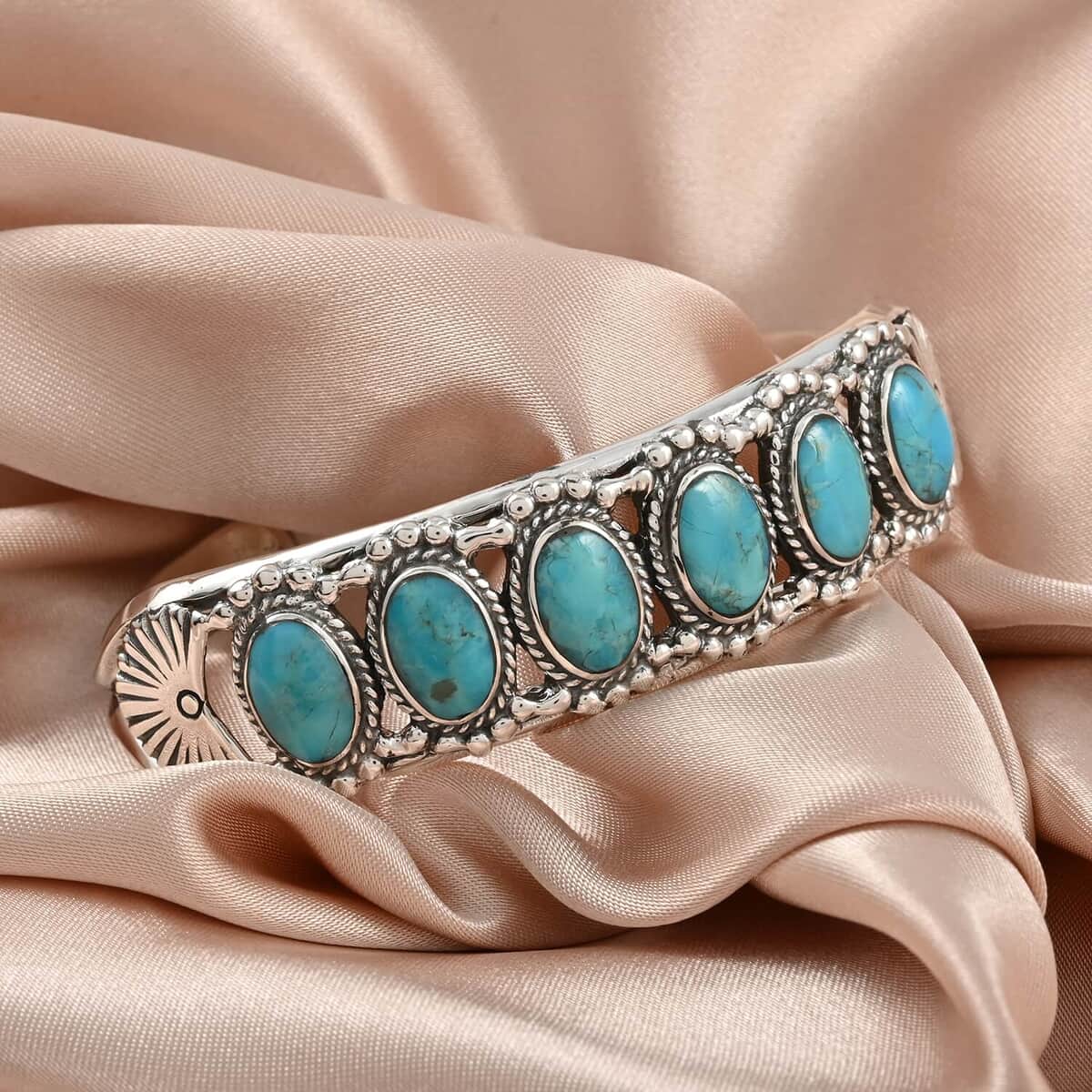 SANTA FE Style Kingman Turquoise Cuff Bracelet in Sterling Silver (6.50 In) 26 Grams 8.00 ctw image number 1