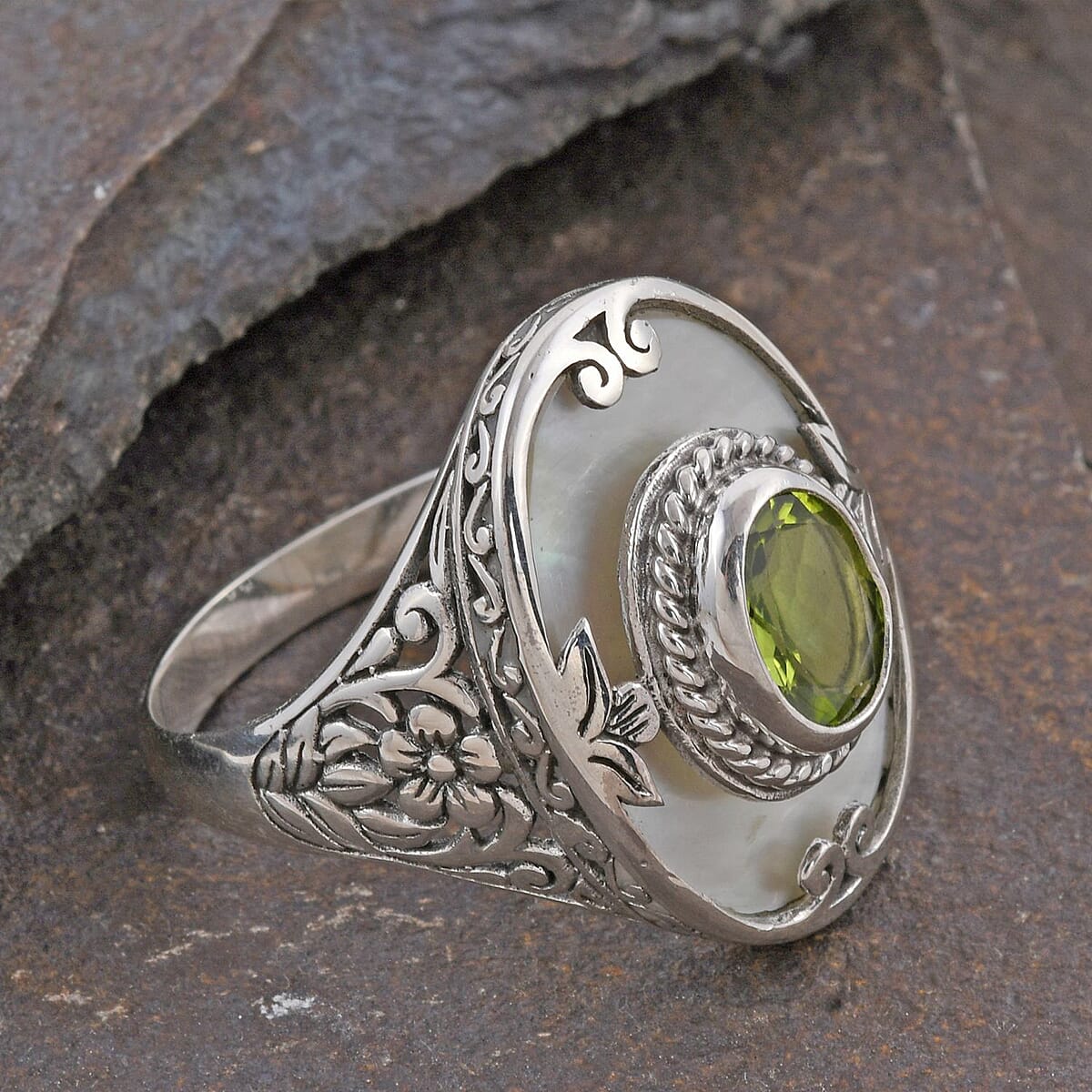 Bali Legacy Arizona Peridot and Mother Of Pearl Ring in Sterling Silver (Size 6.0) 8.5 Grams 3.25 ctw image number 1