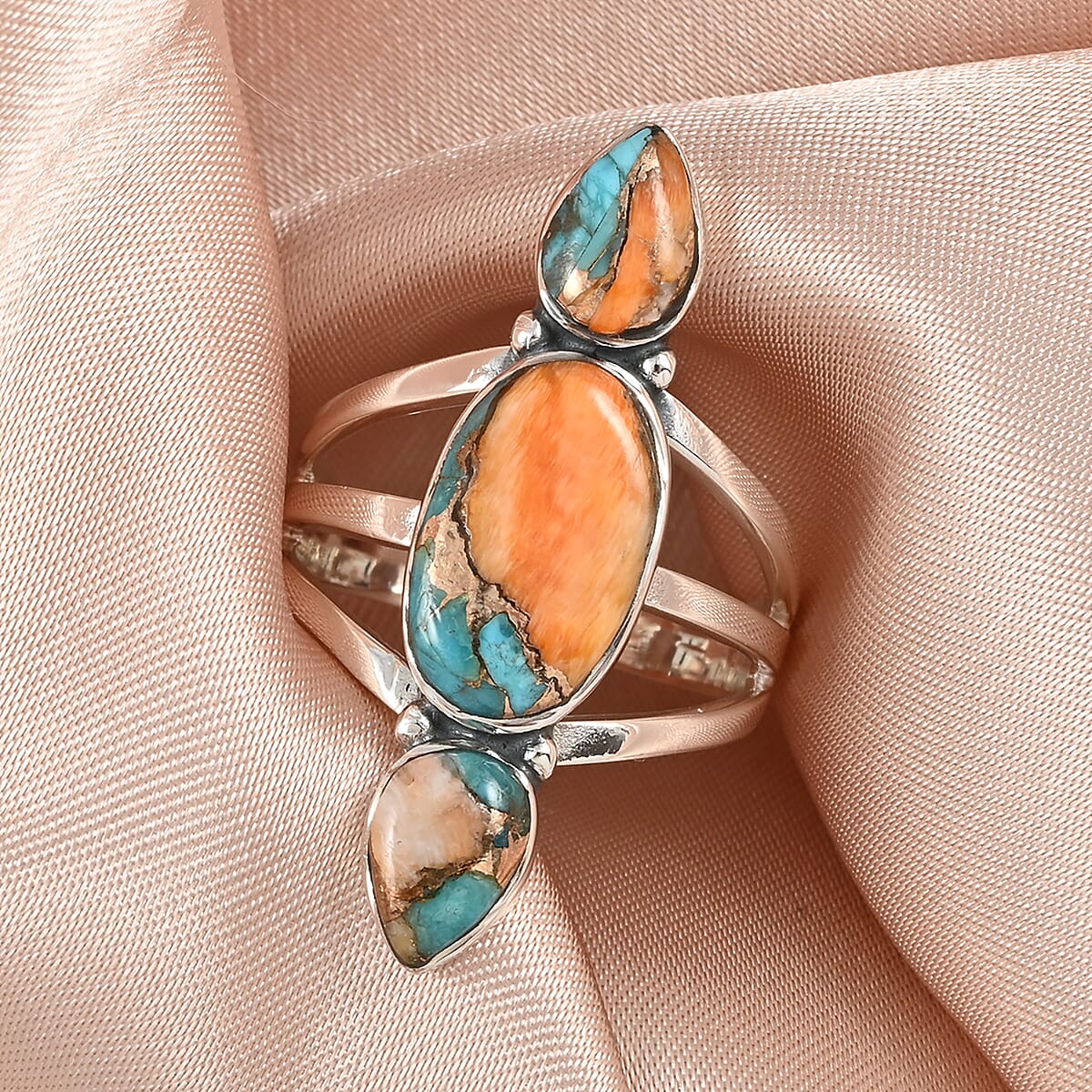 SANTA FE Style Spiny Turquoise 3 Stone Ring in Sterling Silver (Size 10.0) 0.65 ctw image number 1