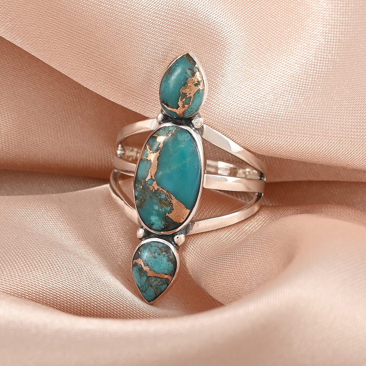 Santa Fe Style Mojave Turquoise 3 Stone Ring in Sterling Silver (Size 7.0) 1.30 ctw image number 1