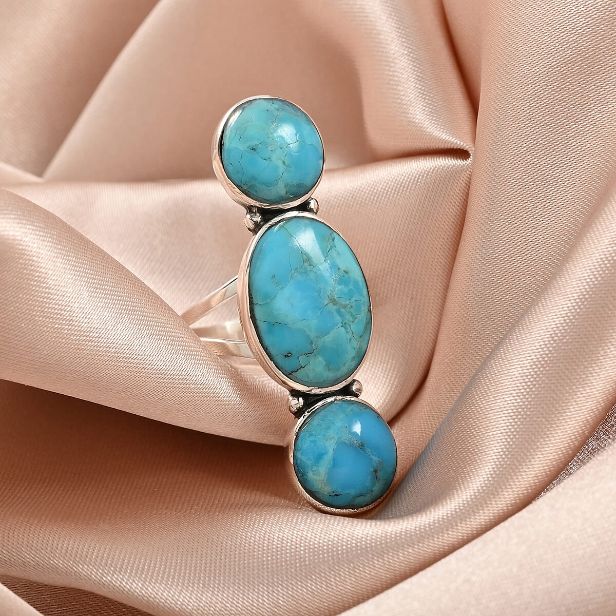 Santa Fe Style Kingman Turquoise 3 Stone Ring in Sterling Silver (Size 7.0) 6.00 ctw image number 1