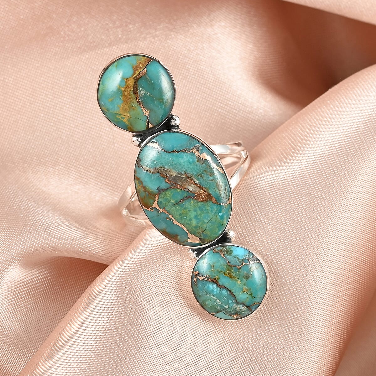 Santa Fe Style Mojave Turquoise 3 Stone Ring in Sterling Silver (Size 6.0) 6.00 ctw image number 1