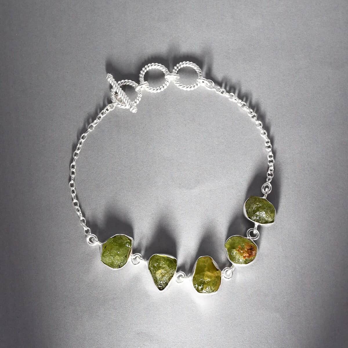 Artisan Crafted Rough Cut Arizona Peridot Toggle Clasp Bracelet in Sterling Silver (7.25 In) 22.60 ctw image number 1