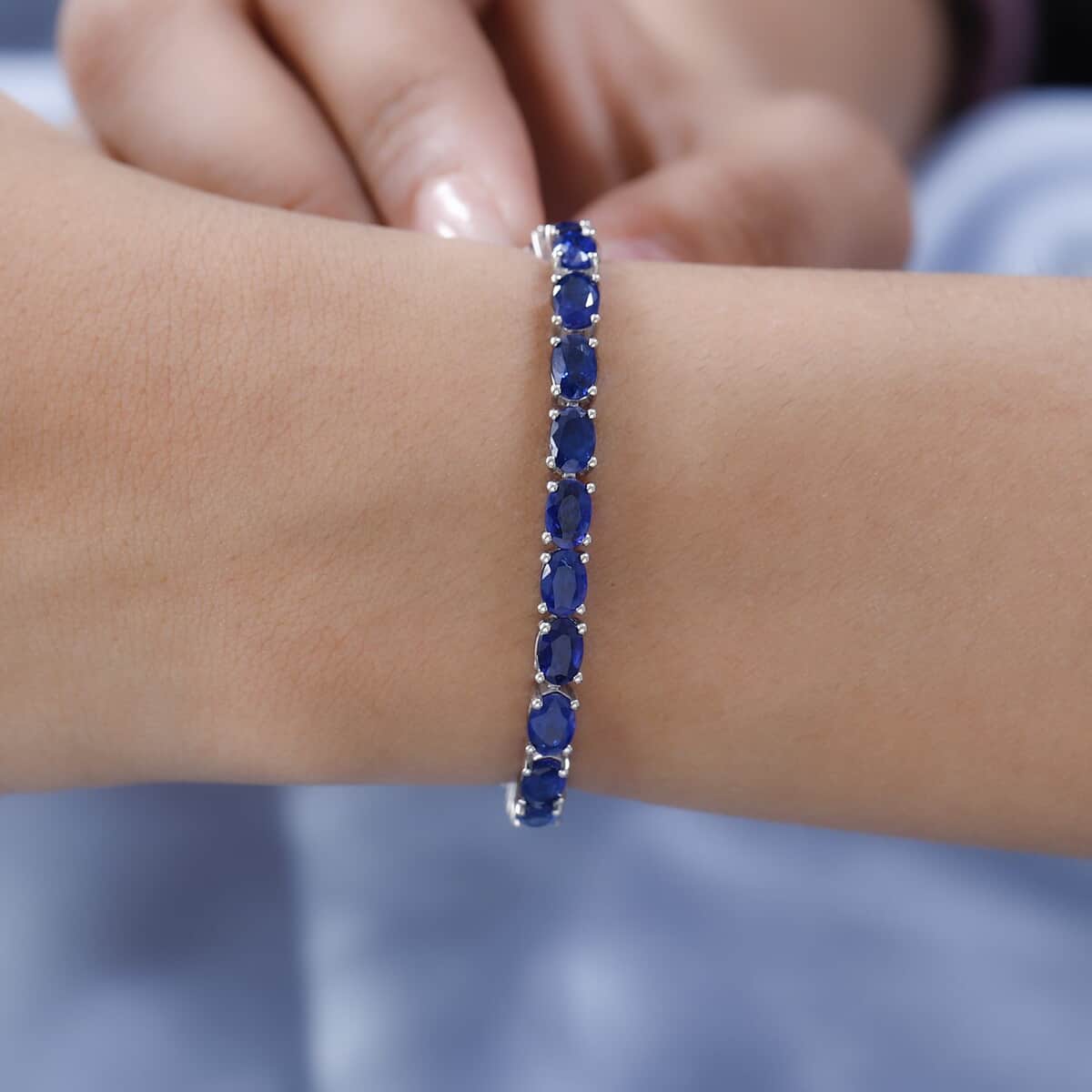 Tanzanian Blue Spinel (DF) and Thai Black Spinel 15.75 ctw Tennis Bracelet in Platinum Over Sterling Silver (8.00 In) image number 2