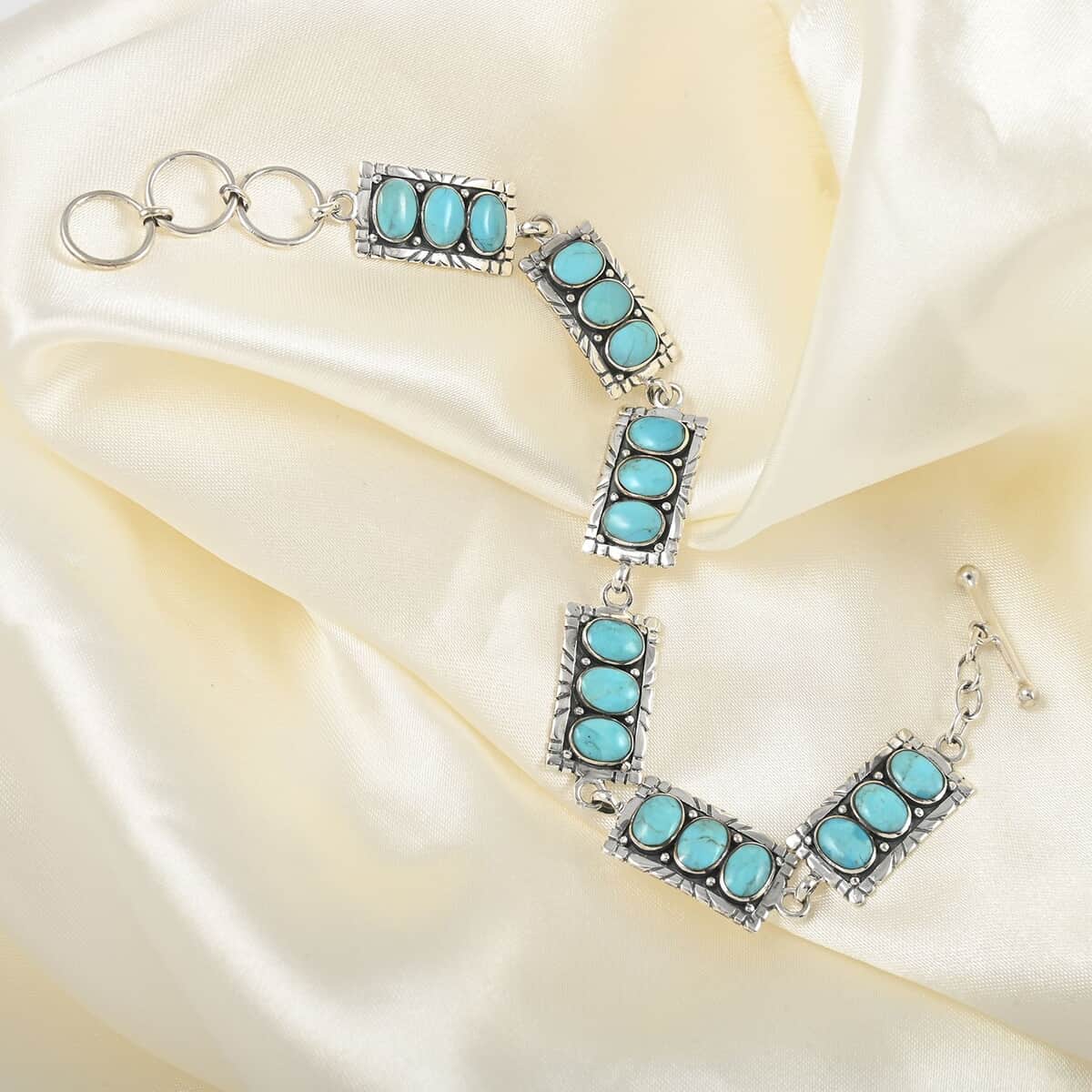 Santa Fe Style Kingman Turquoise Bracelet in Sterling Silver (8.00 In) 6.00 ctw image number 1