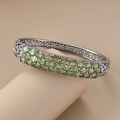 Peridot 16.00 ctw Bangle Bracelet in Stainless Steel (7.25 In)