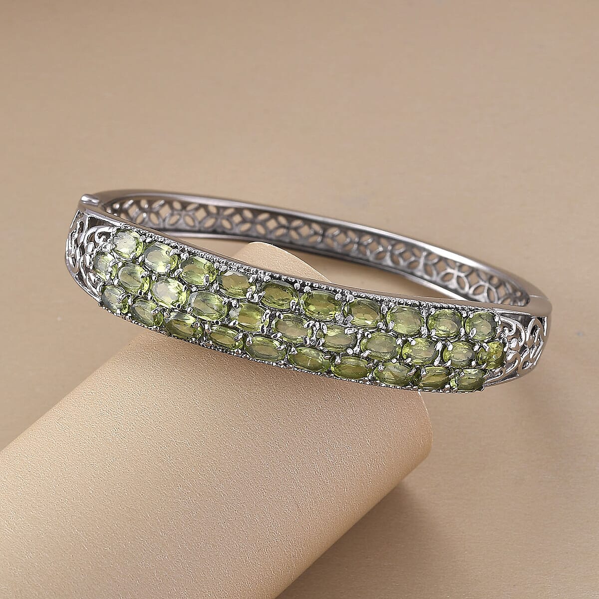 Peridot 16.00 ctw Bangle Bracelet in Stainless Steel (8.00 In) image number 1