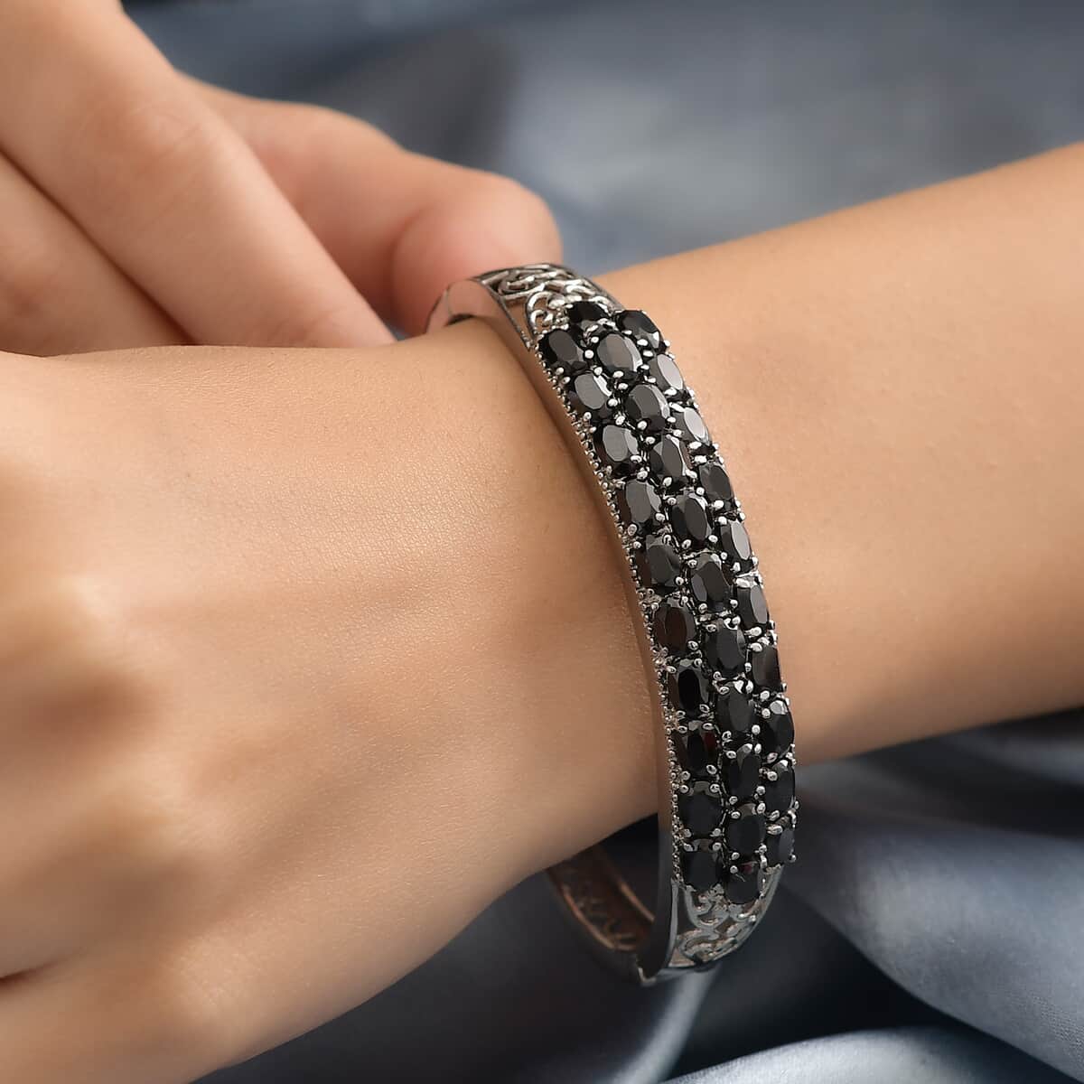 Thai Black Spinel 19.80 ctw Bangle Bracelet in Stainless Steel (7.25 In) image number 2