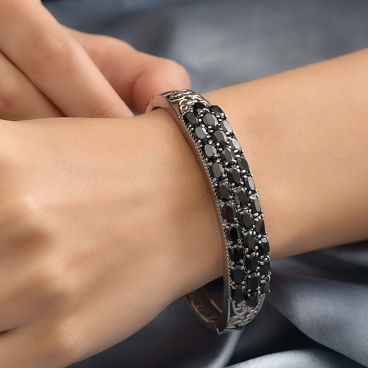 Thai Black Spinel 19.80 ctw Bangle Bracelet in Stainless Steel (8.00 In) image number 2