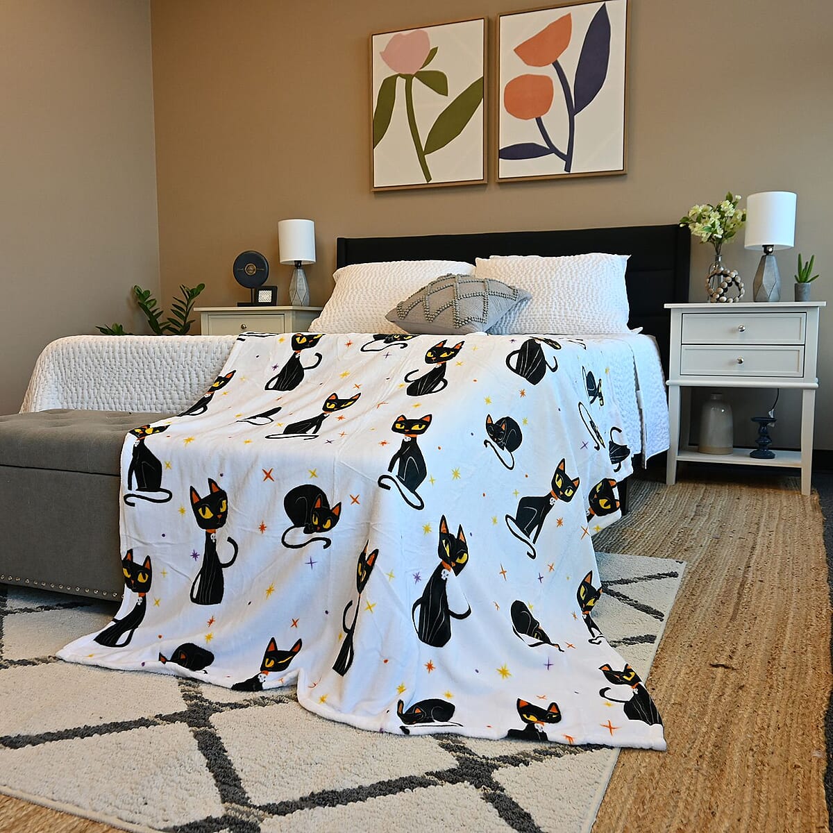 Halloween- Black Cat Throw (White) image number 1