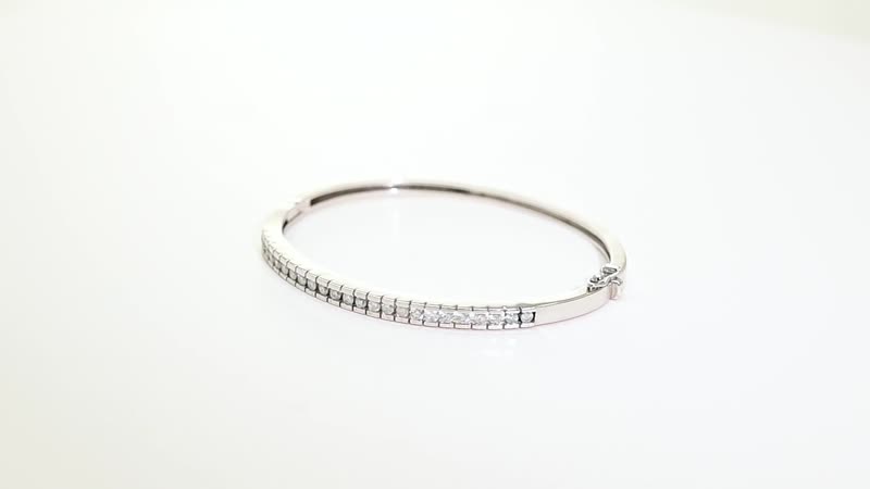 NY Closeout 14K White Gold G-H I1 Diamond Bangle Bracelet (7.00 In) 14.30 Grams 1.00 ctw