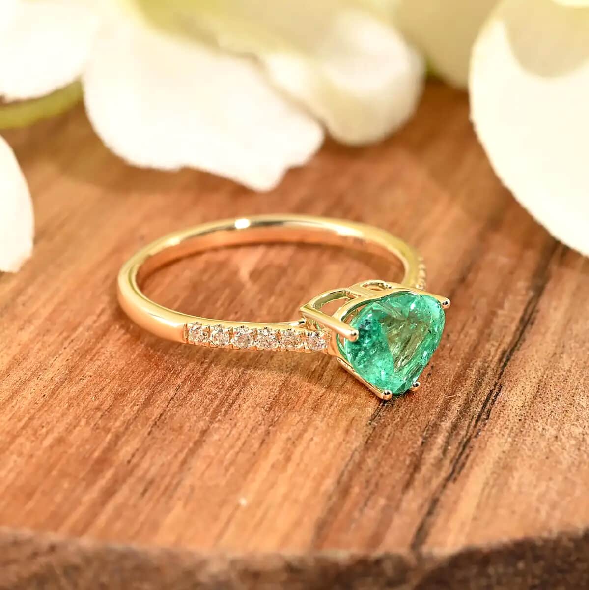 Certified & Appraised Luxoro 14K Yellow Gold AAA Boyaca Colombian Emerald and G-H I2 Diamond Ring (Size 7.0) 1.10 ctw image number 1