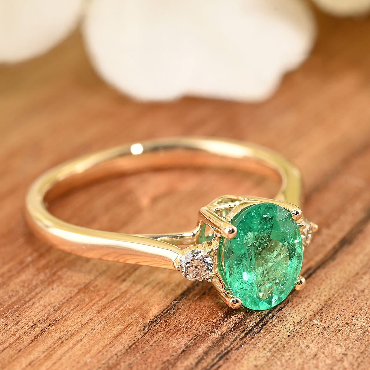 Certified & Appraised Luxoro AAA Boyaca Colombian Emerald and G-H I2 Diamond 1.10 ctw Ring in 14K Yellow Gold (Size 7.0) image number 1