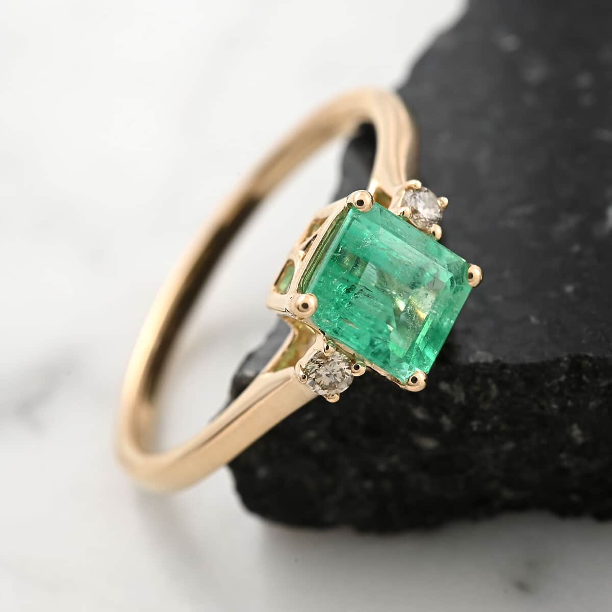 Certified & Appraised Luxoro 14K Yellow Gold AAA Boyaca Colombian Emerald and G-H I2 Diamond Ring (Size 6.0) 1.15 ctw image number 1