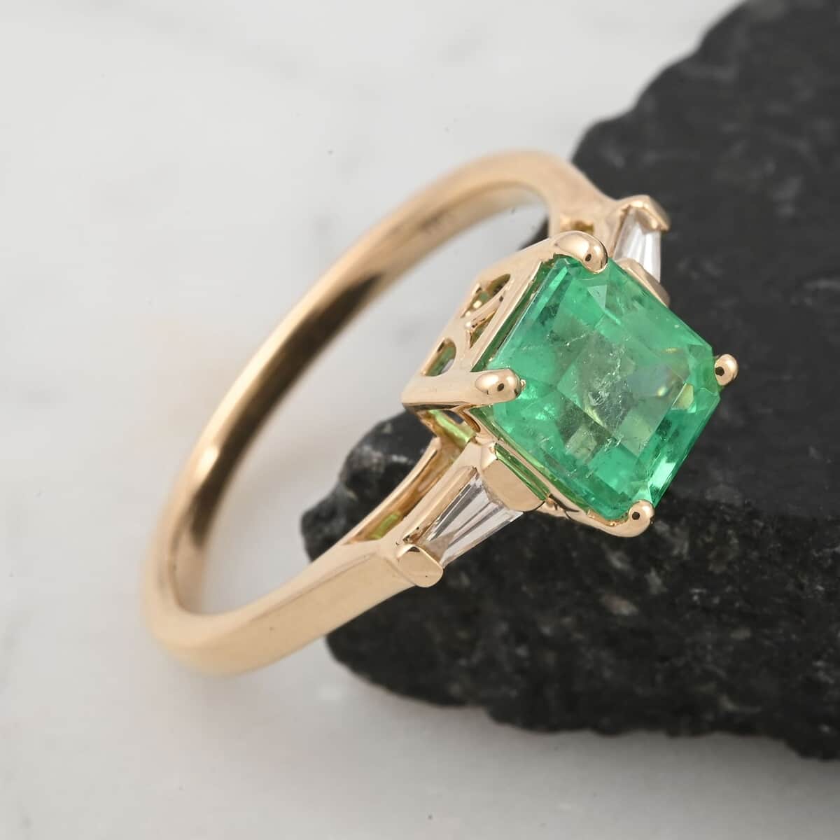 Certified & Appraised Luxoro 14K Yellow Gold AAA Boyaca Colombian Emerald and G-H I2 Diamond Ring (Size 7.0) 1.15 ctw image number 1